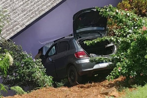 Veículo estacionado desce ladeira e atinge residência em Capanema
