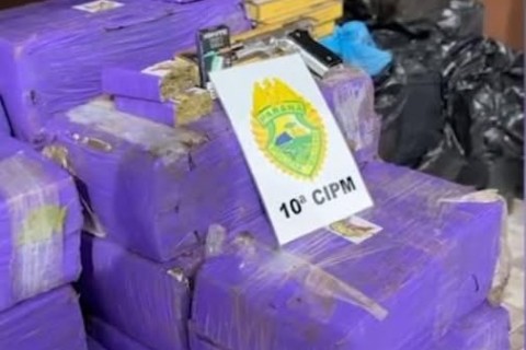 𝗝𝗼𝘃𝗲𝗺 é 𝗽𝗿𝗲𝘀𝗼 𝗰𝗼𝗺 𝗮𝗿𝗺𝗮, 𝗾𝘂𝗮𝘀𝗲 𝗺𝗲𝗶𝗮 𝘁𝗼𝗻𝗲𝗹𝗮𝗱𝗮 𝗱𝗲 𝗺𝗮𝗰𝗼𝗻𝗵𝗮 𝗲 𝗰𝗮𝗿𝗴𝗮 𝗱𝗲 𝗰𝗶𝗴𝗮𝗿𝗿𝗼𝘀 𝗻𝗮 𝗕𝗥-𝟮𝟳𝟳