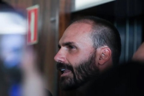 Moraes determina bloqueio de bens e contas de Eduardo Bolsonaro