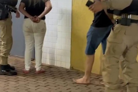 𝗠𝗮̃𝗲 𝘁𝗲𝗻𝘁𝗮 𝗲𝗻𝗳𝗼𝗿𝗰𝗮𝗿 𝗳𝗶𝗹𝗵𝗮 𝗱𝗲 𝟳 𝗮𝗻𝗼𝘀 𝗰𝗼𝗺 𝘂𝗺 𝗳𝗶𝗼 𝗲𝗹𝗲́𝘁𝗿𝗶𝗰𝗼 𝗲 𝗽𝗮𝗶 𝗮𝗴𝗿𝗶𝗱𝗲 𝗽𝗼𝗹𝗶𝗰𝗶𝗮𝗶𝘀 𝗲𝗺 𝗖𝗮𝘀𝗰𝗮𝘃𝗲𝗹