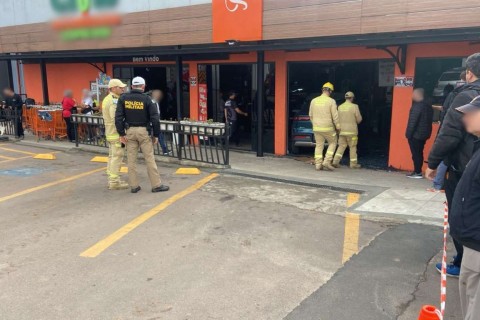 Idoso confunde pedais de carro automático e invade mercado em Curitiba