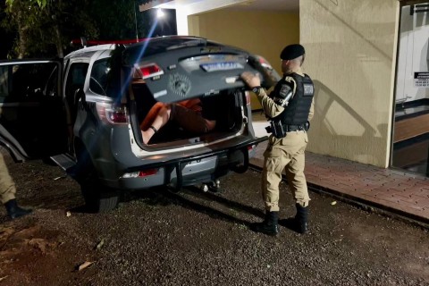 𝗥𝗢𝗧𝗔𝗠 𝗽𝗿𝗲𝗻𝗱𝗲 𝗵𝗼𝗺𝗲𝗺 𝗽𝗼𝗿 𝘁𝗿𝗮́𝗳𝗶𝗰𝗼 𝗱𝗲 𝗱𝗿𝗼𝗴𝗮𝘀 𝗲𝗺 𝗖𝗮𝗽𝗶𝘁𝗮̃𝗼 𝗟𝗲𝗼̂𝗻𝗶𝗱𝗮𝘀 𝗠𝗮𝗿𝗾𝘂𝗲𝘀