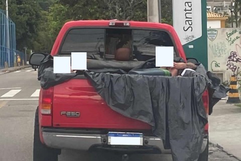 Passageiros são flagrados em piscina improvisada na caçamba de caminhonete
