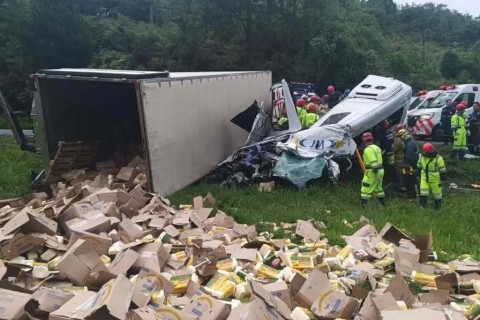 Grave acidente em rodovia deixa seis mortos após carreta tombar sobre van