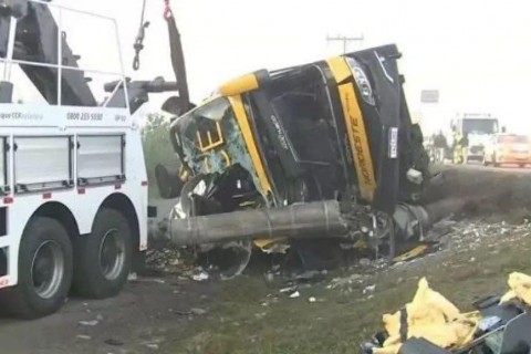 Passageiro morre e outros 8 ficam feridos após ônibus sair da pista na BR-101