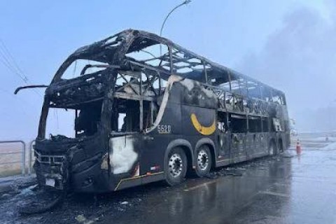 ÔNIBUS PEGA FOGO NA SERRA DO MAR E PASSAGEIROS VIVEM MOMENTOS DE PÂNICO A CAMINHO DO LITORAL