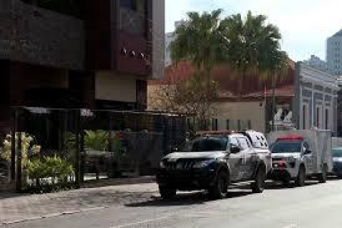 Criança vê sangue escorrendo da parede, polícia é chamada e encontra casal estrangeiro morto em apartamento em Curitiba