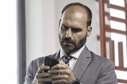 Em post que celebra queda de Maduro, Eduardo Bolsonaro ameaça Lula