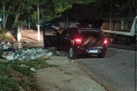Polícia encontra 6 corpos em carro abandonado em estrada; vítimas ainda não foram identificadas.