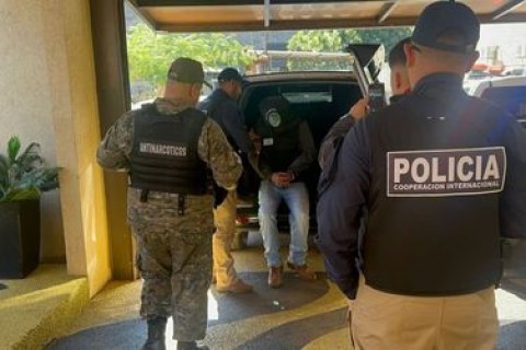 Membro do PCC e ladrão são entregues pelo Paraguai à PF na Ponte da Amizade