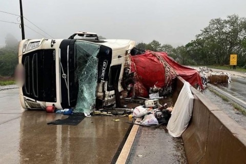 𝗠𝗼𝘁𝗼𝗿𝗶𝘀𝘁𝗮 𝗺𝗼𝗿𝗿𝗲 𝗲𝗺 𝘁𝗼𝗺𝗯𝗮𝗺𝗲𝗻𝘁𝗼 𝗱𝗲 𝗰𝗮𝗿𝗿𝗲𝘁𝗮 𝗻𝗮 𝗕𝗥-𝟭𝟲𝟯 𝗲𝗺 𝗟𝗶𝗻𝗱𝗼𝗲𝘀𝘁𝗲