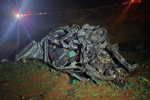 Duas crianças e três adultos morrem em grave acidente entre carro e caminhão no PR