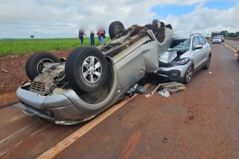 CAMINHONETE CARREGADA COM DROGAS CAPOTA DURANTE FUGA E ATINGE CARRO DE FAMÍLIA NA PR-239, ENTRE TOLEDO E ASSIS CHATEAUBRIAND.
