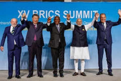 Trump diz que Brics vai acabar rapidamente se bloco ameaçar dólar