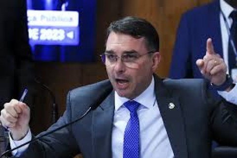 Flávio Bolsonaro detona Lula e minimiza fala de Eduardo sobre sanção de Trump