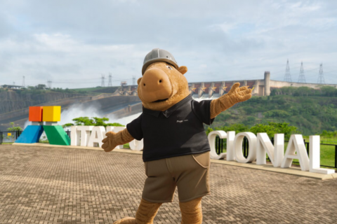 Itaipu monta capivara gigante no Mirante do Vertedouro para o feriado