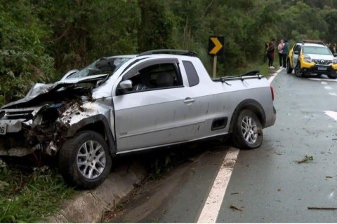 Homem sequestra idoso, capota carro e morre no acidente, no PR; vítima teve ferimentos leves