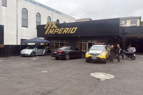 Curitiba - Loja de veículos é abandonada e deixa clientes sem respostas no Bairro Parolin.