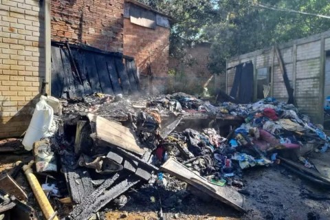 CRIANÇAS SÃO DEIXADAS SOZINHAS EM CASA, TENTAM FAZER CHÁ E IMÓVEL PEGA FOGO, EM GUARAPUAVA