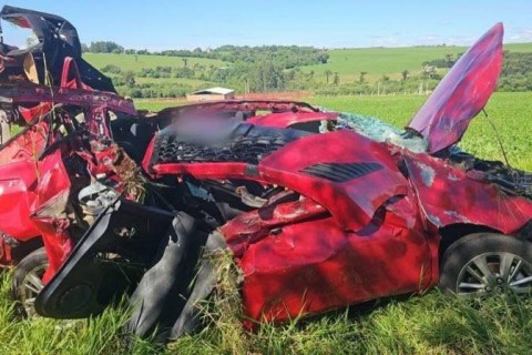 Carro fica destruído após bater em árvore e capotar na BR-163