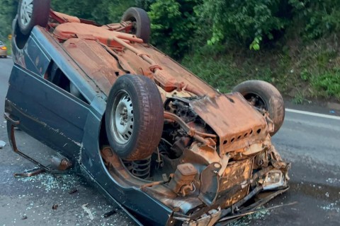 Veículo capota e fica no meio da rodovia PR-483 em Francisco Beltrão