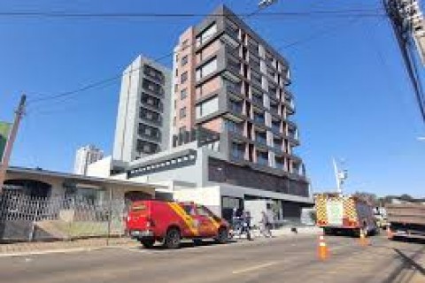 Trabalhador morre prensado após elevador despencar de 8º andar de prédio em Guarapuava