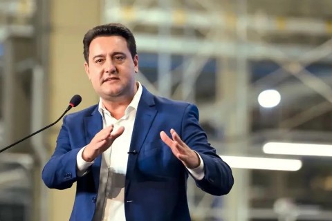 Ratinho Júnior encerra 2025 como o governador mais bem avaliado